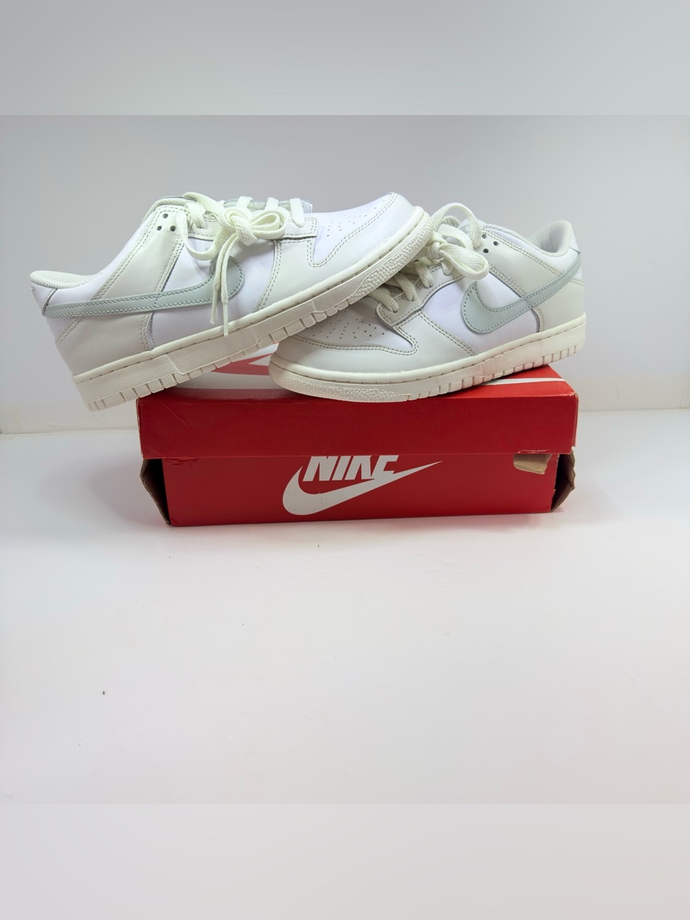 105. Nike Dunk Low size 7y or 8.5w Damaged box!